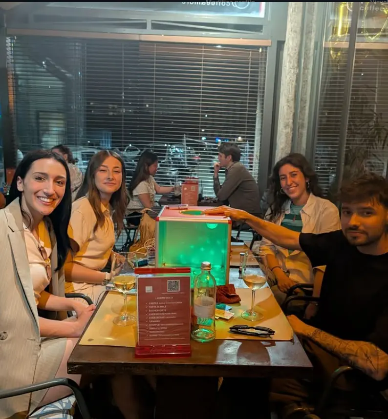 Momento di team building durante un evento Social Box 1